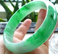 大顆滿綠手鐲上架囉！圈口 58，冰潤質地，陽光下顏色真的很美，喜歡豪氣款的朋友不要