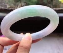 最近剛入手一顆「春帶彩」小牌子，紫綠搭在一起超特別，戴出去朋友都問。