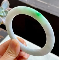 今天有人私訊問我翡翠適合送長輩還是年輕人？其實挑對款式，任何年齡層都能戴出味道～