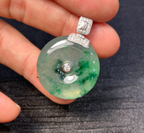 最近超愛的翡翠平安扣，怎麼搭都好看！