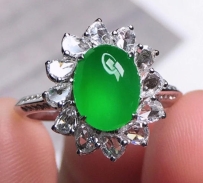 精品陽綠蛋面戒指，光澤度高，適合收藏。