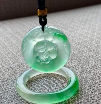 對各類翡翠飄花、冰種玉器回收，保證公道價格，歡迎來詢。