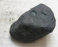 我這邊有一顆黑烏沙的原石，重量不大，聽說這種也有驚喜？